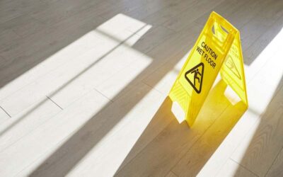 Munkahelyi baleseti kártérítés elcsúszás esetén: hogyan segíthet egy kártérítési ügyvéd?